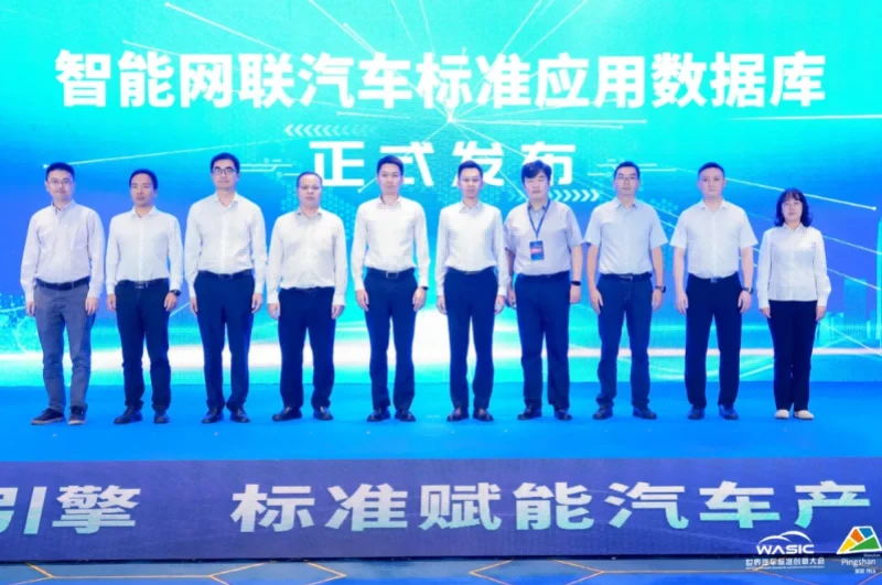 Yu Lili right 1 participated in the release of the intelligent network automotive standard application database1